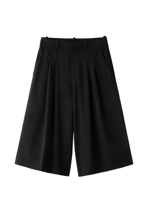 Shorts culotte noirs à jambes larges avec passants de ceinture, plis sur le devant et poches latérales, posés à plat sur un fond blanc.