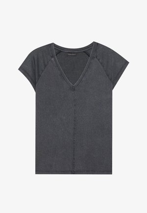 Sötétszürke pamut póló V-nyakkivágással, rövid ujjakkal és laza szabással. Az anyag különböző színű a vállaknál. Egyszerű dizájn.