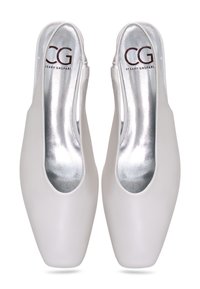 Chaussures à talon de slingback en cuir blanc avec un bout carré, semelles intérieures en métal argenté et détails découpés sur les côtés. Logo présent sur la semelle intérieure.