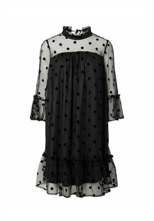 Melna caurspīdīga kleita ar punktiņiem, viļņotu augsto apkakli, garām piepūšām piedurknēm un slāņotu apakšmalu, nodrošinot brīvu, plūstošu siluetu.