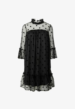 Melna caurspīdīga kleita ar punktiņiem, viļņotu augsto apkakli, garām piepūšām piedurknēm un slāņotu apakšmalu, nodrošinot brīvu, plūstošu siluetu.