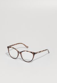 Gafas de carey con forma de ojo de gato, fabricadas en acetato. Presentan montura gruesa y lentes transparentes, con la marca en las patillas.