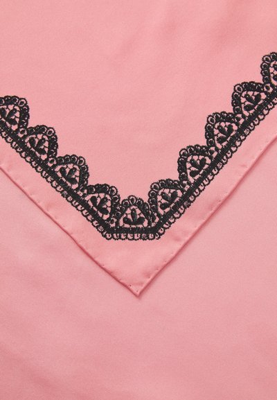 Rosa Stoff mit schwarzem Spitzenbesatz entlang der Kanten, der ein gewelltes Design und ein kompliziertes Muster aufweist und so einen strukturierten Rand schafft.