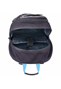 Zaino nero con motivo esagonale, con interno blu e spallacci blu. Il compartimento principale è aperto, rivelando una tasca per laptop.