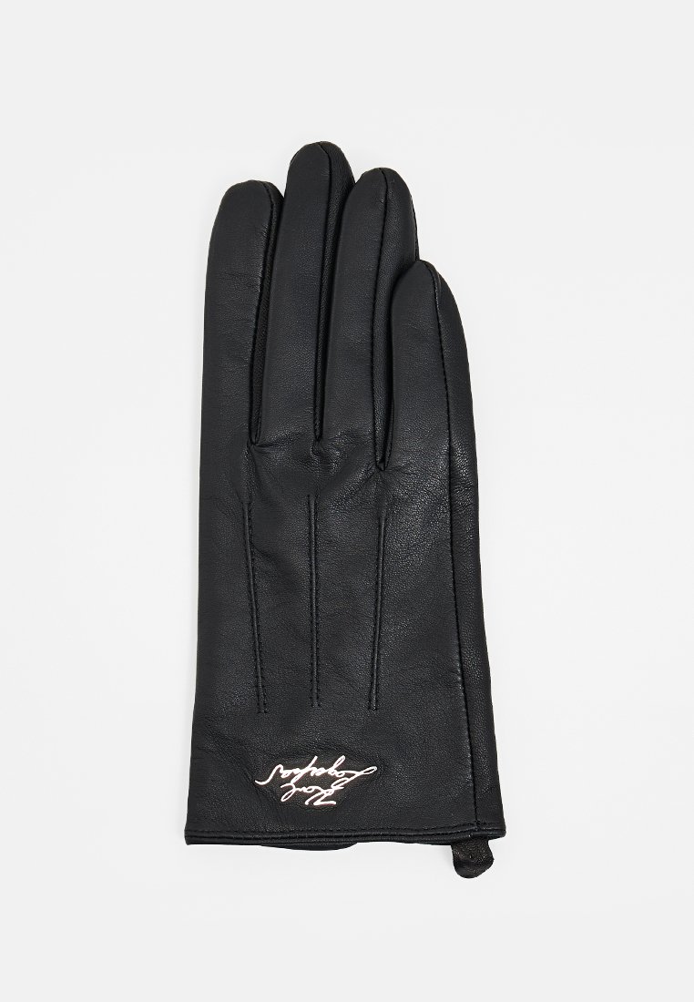 Guante de cuero negro con una textura suave, diseño de cuatro dedos, costura decorativa y un pequeño acento de logo cerca de la muñeca.