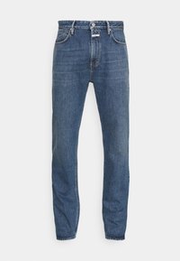 Jeans de mezclilla azul oscuro con un diseño clásico de pierna recta, que cuentan con un cierre de botón, cinco bolsillos y un ligero desgaste para dar textura.