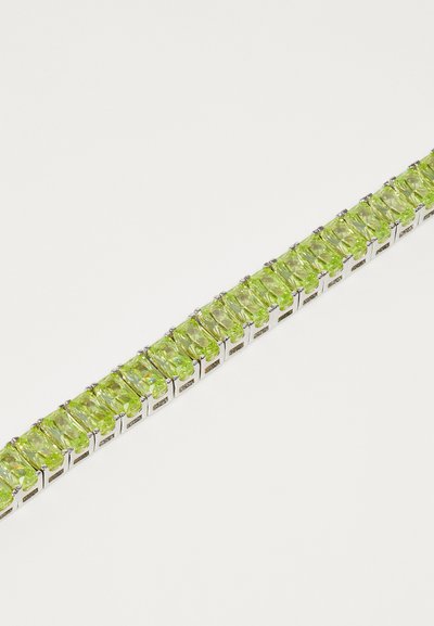 Bracelet en pierre précieuse verte avec des pierres en forme d'oval encastrées dans un métal de ton argent, disposées dans un design à maillons continus.