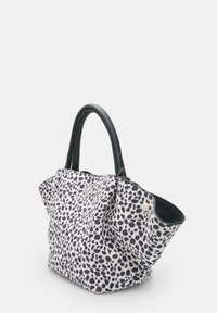 Borsa in poliestere con base bianca e stampa leopardo nera. Caratterizzata da manici in pelle nera e una superficie morbida e texturizzata.