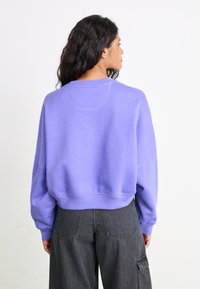 adidas Originals ESSENTIALS CREW FLEECE - Športni pulover - semi blue