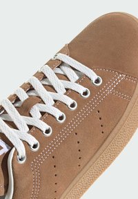 adidas Originals STAN SMITH CS - Tenisice - brown desert   core white   gum