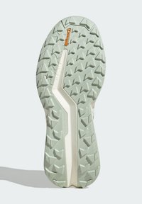 Suola di scarpa in gomma verde chiaro con un motivo testurizzato a zigzag per una migliore aderenza. Presenta un'accentatura centrale bianca e un piccolo logo Continental.