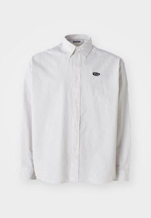 Weißes Langarmhemd mit dünnen grauen vertikalen Streifen. Verfügt über einen Button-Down-Kragen und ein kleines schwarzes Logo auf der linken Brust.