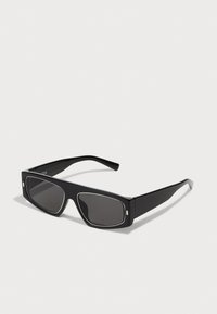 Schwarze Sonnenbrille mit rechteckigem Rahmen, ausgestattet mit dünnen silbernen Akzenten um die Gläser und geraden, breiten Bügeln. Die Gläser sind dunkel.