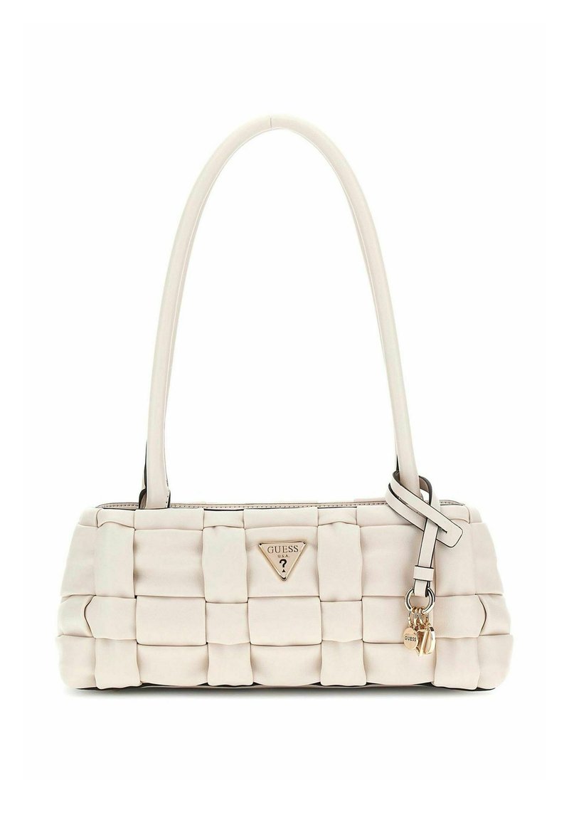 Sac à main tissé beige clair, de forme structurée, avec une plaque logo triangulaire et un accent de cadenas en argent ; il dispose d'une seule bandoulière.