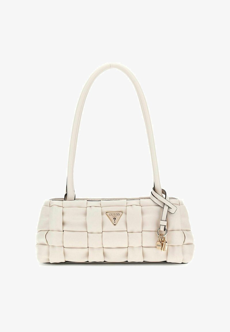 Sac à main tissé beige clair, de forme structurée, avec une plaque logo triangulaire et un accent de cadenas en argent ; il dispose d'une seule bandoulière.