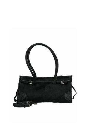 Schwarze rechteckige Handtasche mit zwei Schulterriemen, Schnallendetails und einem zusätzlichen abnehmbaren Riemen, der vorne liegt.