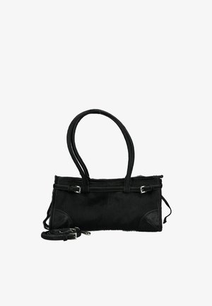 Bolso rectangular negro con dos asas para el hombro, detalles de hebilla y una correa adicional desmontable colocada al frente.