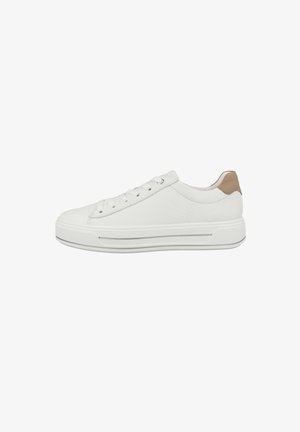 Hvide sneakers med en tekstureret læderoverdel, snørebåndsdesign og en tan-detalje ved hælen. Har en hvid sål med en sølvstribe.