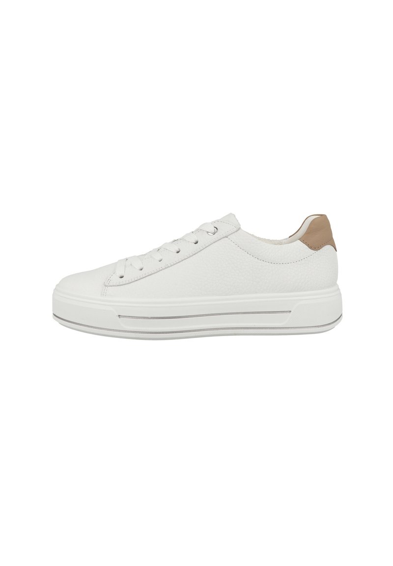 Vit sneaker med en texturerad läderöverdel, snördesign och en beige accent vid hälen. Har en vit sula med ett silverrand.