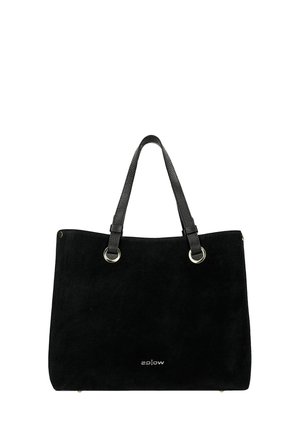 Zwarte suède tas met twee zwarte leren schouderbanden bevestigd met zilveren ringen en een klein zilveren merkembleem aan de onderkant in het midden.