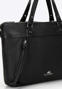 Borsa a mano in pelle nera con finitura texture, due manici resistenti, una tasca con zip e dettagli metallici in argento. Presenta il logo del marchio sul davanti.