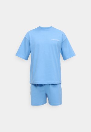 Conjunto de camiseta y pantalones cortos de algodón azul claro. La camiseta tiene cuello redondo y mangas cortas con un pequeño logo impreso en el pecho.