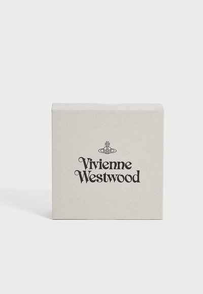 Τετράγωνο μπεζ κουτί με το λογότυπο Vivienne Westwood και μαύρο κείμενο στο κέντρο της μπροστινής όψης σε απλό λευκό φόντο.