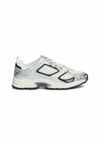 Sportowe sneakersy z siateczkową cholewką w kolorze srebrnym z czarnymi akcentami, teksturowaną podeszwą i wyściełanym językiem; sznurowana konstrukcja zapewniająca pewne dopasowanie.