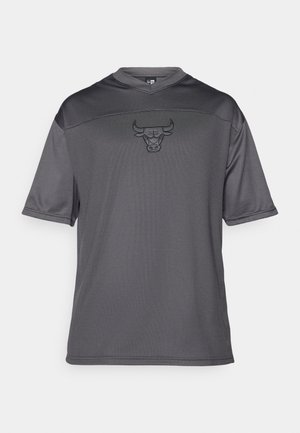 Siva kratka športna majica z gladkim materialom, ki ima subtilno reliefno logo bika na prsih in klasičen V-izrez.