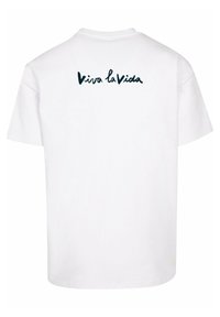 Biela bavlnená tričko s krátkymi rukávmi a okrúhlym výstrihom. Na chrbte je nápis "Viva la Vida" v tmavomodrej farbe.
