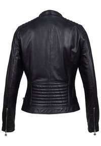 Veste de moto en cuir noir avec un design ajusté, texture matelassée dans le dos et poignets zippés pour un ajustement.