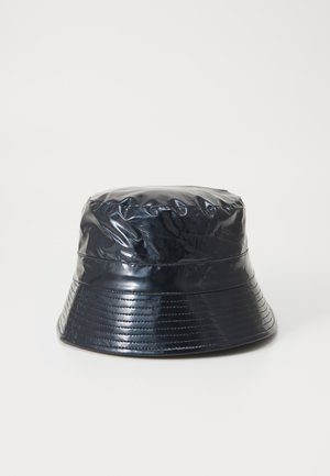 Zwarte glanzende vinyl bucket hat met gestikte brede rand en zachte afgeronde kroon op een effen lichte achtergrond.