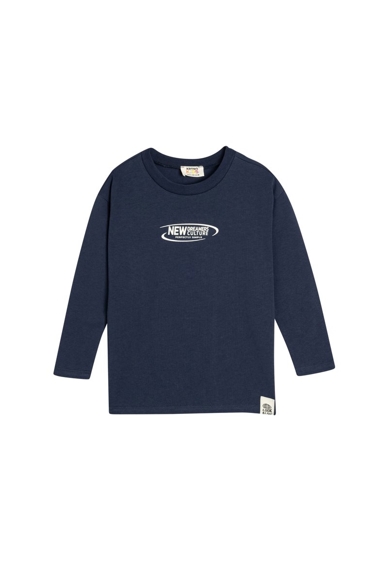 Navyblå långärmad T-shirt i bomull, med vit grafisk text på framsidan och en liten etikett på den nedre sidan.