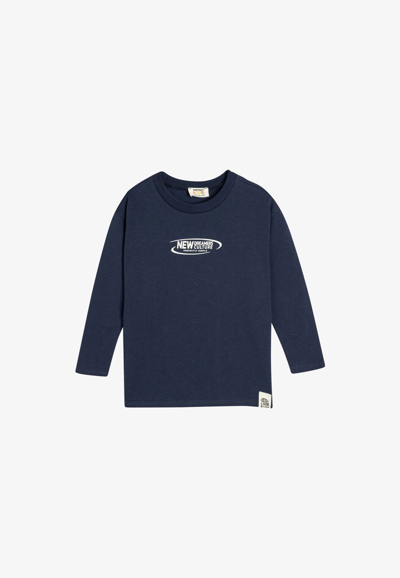 Navyblå långärmad T-shirt i bomull, med vit grafisk text på framsidan och en liten etikett på den nedre sidan.