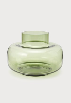 Korte doorschijnende groene glazen vaas met een brede afgeronde voet en een smalle cilindervormige opening bovenaan.