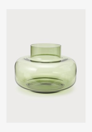 Petit vase en verre vert translucide avec une large base arrondie et une ouverture cylindrique étroite sur le dessus.