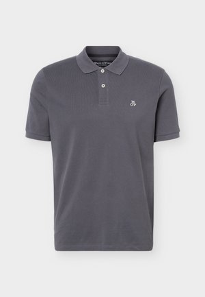Dunkelgraues Poloshirt mit kurzen Ärmeln, zwei weißen Knöpfen und einem kleinen weißen "M OP"-Logo auf der linken Brust.