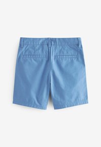 Pantaloni corti in cotone azzurro chiaro con una consistenza liscia, due tasche posteriori e un design della vita classico. Nessun abbellimento visibile.