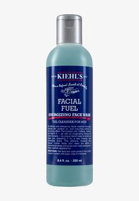 Genomskinlig plastflaska med ansiktstvätt innehållande en turkos vätska. Har en blå etikett med vit och röd text. Silverfärgade flip-top lock. 250 ml.