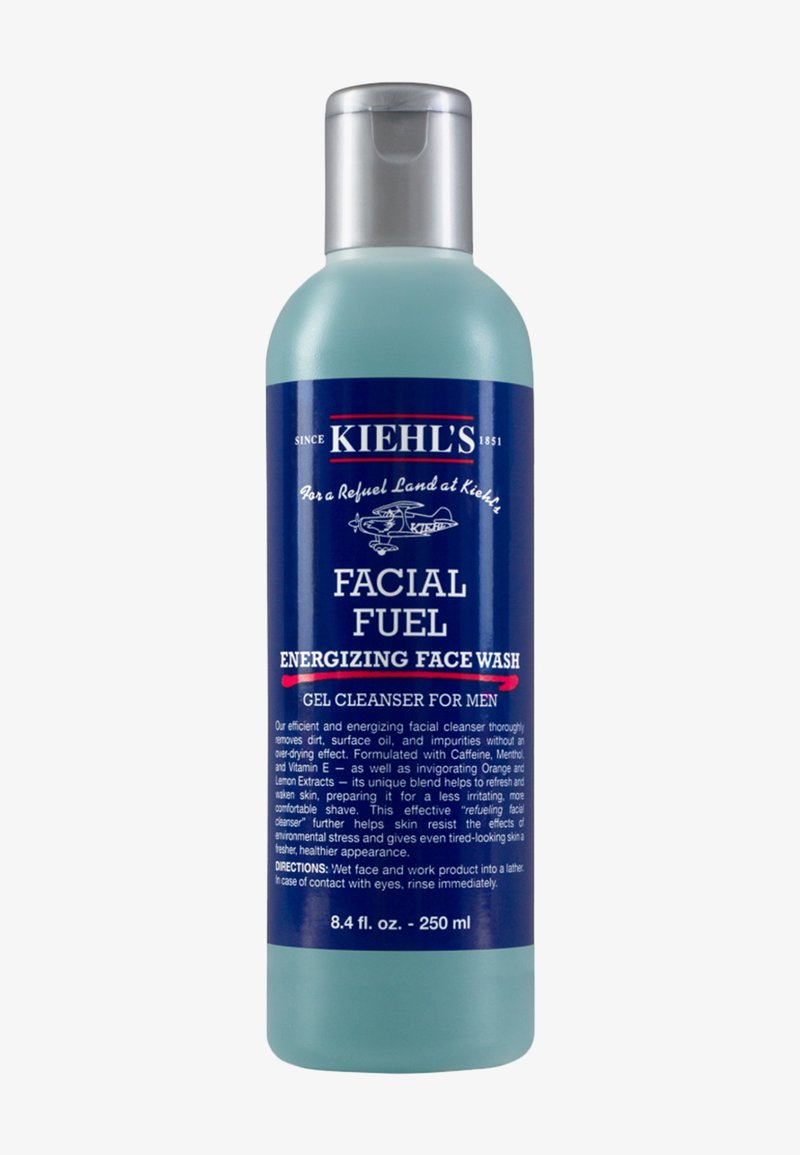 Genomskinlig plastflaska med ansiktstvätt innehållande en turkos vätska. Har en blå etikett med vit och röd text. Silverfärgade flip-top lock. 250 ml.