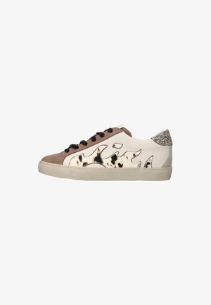 Sneaker basse con pannelli beige e marrone chiaro, lacci neri, design a macchie di mucca sui lati e dettaglio brillantinato argento sul tallone.