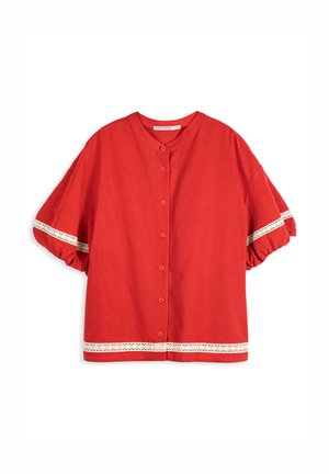 Chemisier rouge à manches courtes avec boutons sur le devant, col rond, manches bouffantes et bordure en dentelle blanche aux manches et à l'ourlet.