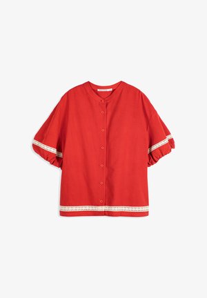 Chemisier rouge à manches courtes avec boutons sur le devant, col rond, manches bouffantes et bordure en dentelle blanche aux manches et à l'ourlet.