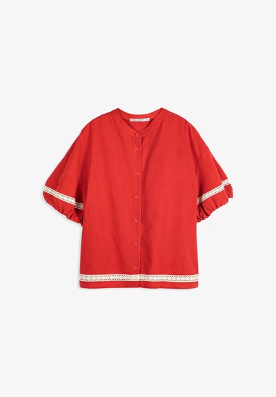 Chemisier rouge à manches courtes avec boutons sur le devant, col rond, manches bouffantes et bordure en dentelle blanche aux manches et à l'ourlet.