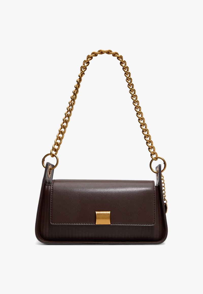 Sac bandoulière en cuir marron foncé avec bandoulière chaîne dorée et petite boucle rectangulaire dorée sur le rabat avant.