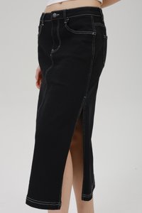 Jupe en denim noire avec des coutures blanches contrastantes, de longueur mi-mollet, dotée d'une fente frontale et d'un design traditionnel à cinq poches.