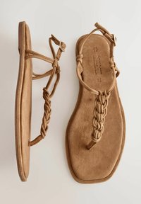 Hnedé semišové sandále na nízkej podrážke s pletenými remienkami a prackami okolo členkov, veľkosť 40, zobrazené zhora a zboku.