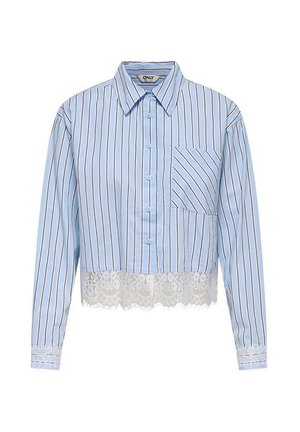 Chemise bleu clair à boutons avec des rayures verticales noires et blanches, une poche poitrine, bordure en dentelle à l'ourlet et aux poignets, manches longues et col.