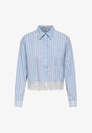 Chemise bleu clair à boutons avec des rayures verticales noires et blanches, une poche poitrine, bordure en dentelle à l'ourlet et aux poignets, manches longues et col.