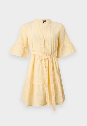Vestido amarillo claro hasta la rodilla con mangas acampanadas hasta tres cuartos, botones delanteros, rayas verticales texturizadas y un cinturón atado en la cintura.